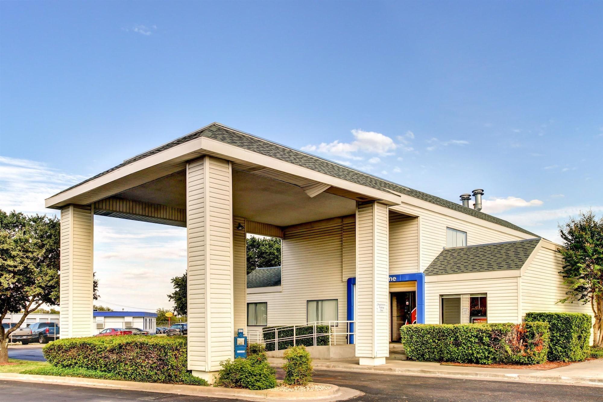 Days Inn By Wyndham Waco University Area Exterior photo