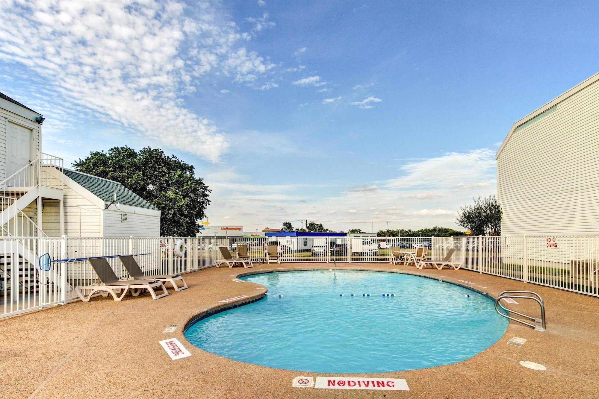 Days Inn By Wyndham Waco University Area Exterior photo