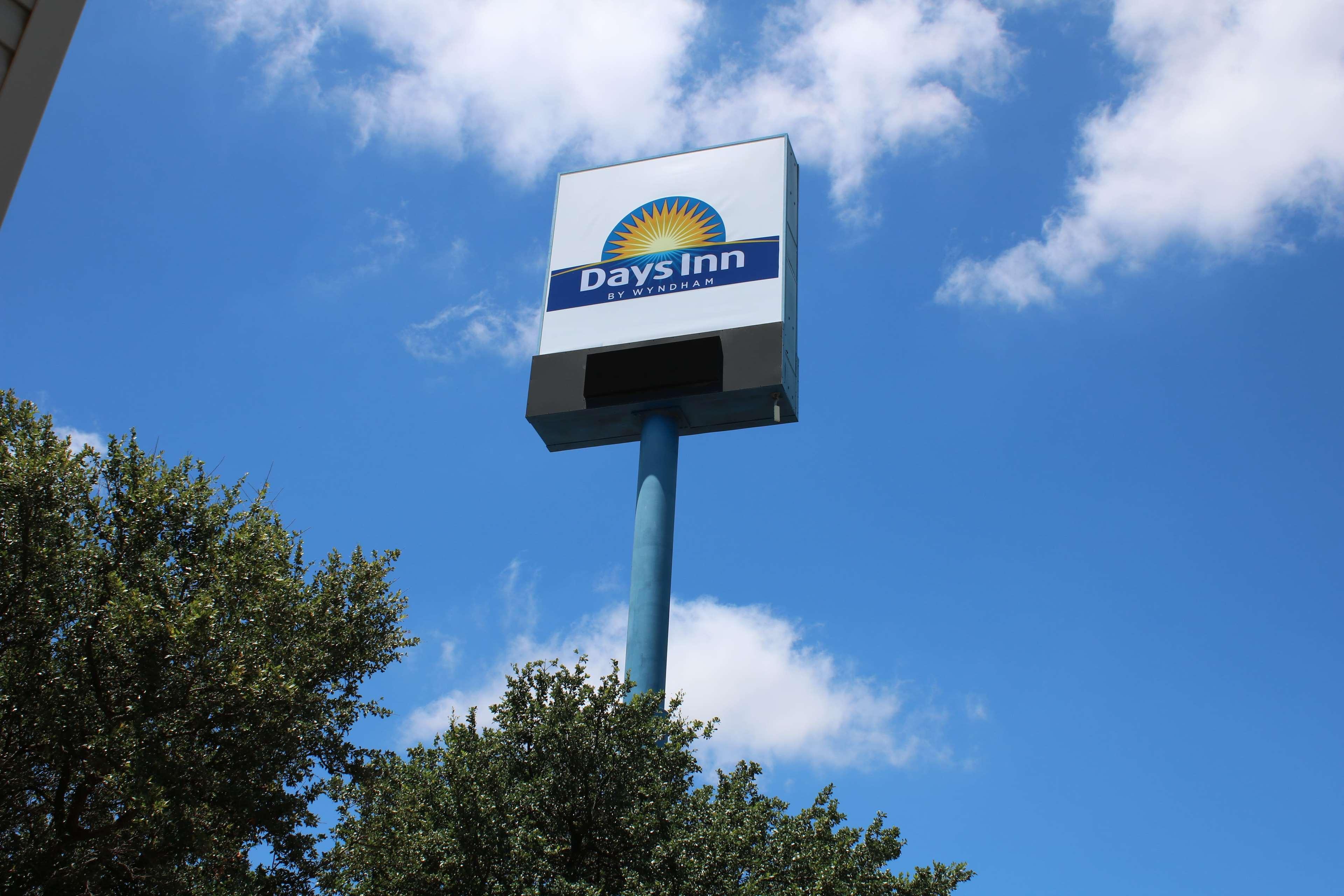 Days Inn By Wyndham Waco University Area Exterior photo