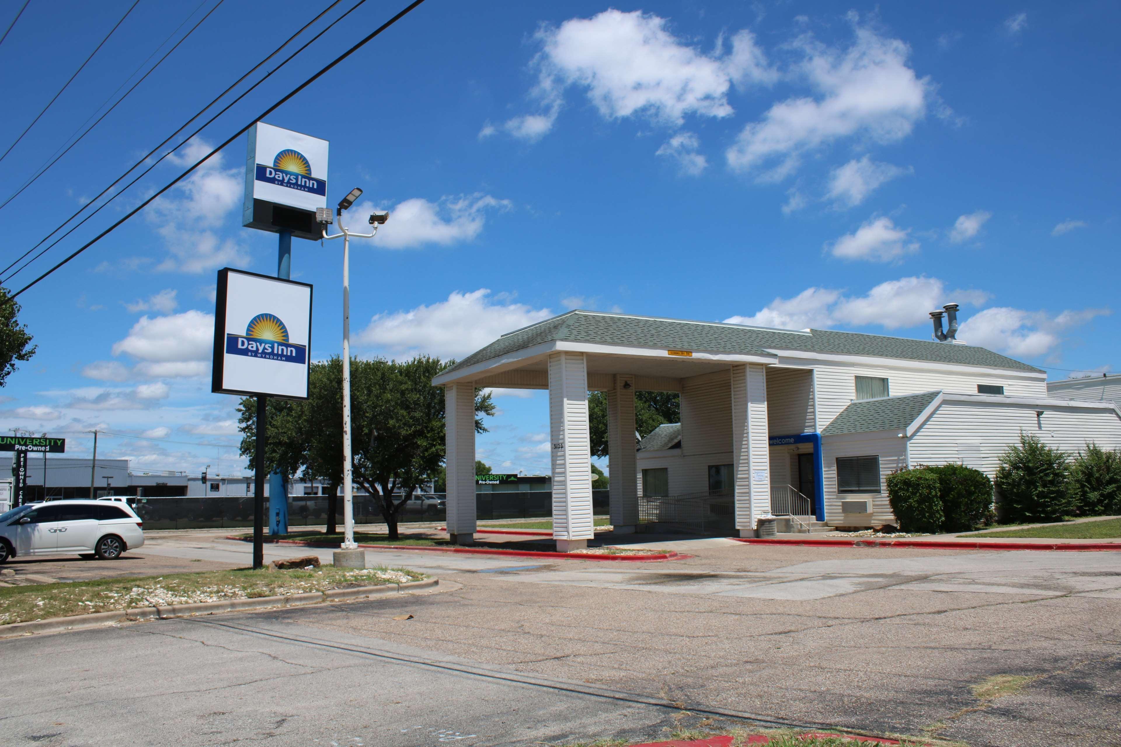 Days Inn By Wyndham Waco University Area Exterior photo