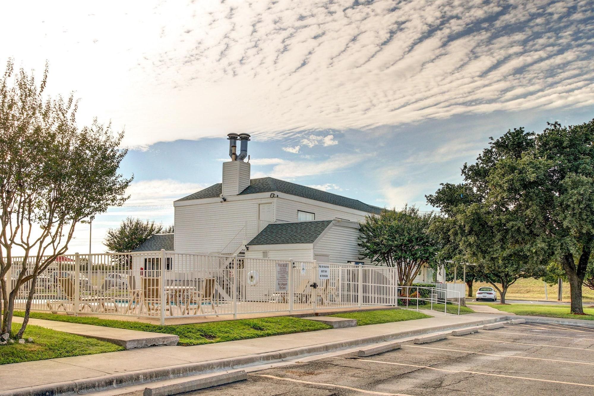 Days Inn By Wyndham Waco University Area Exterior photo