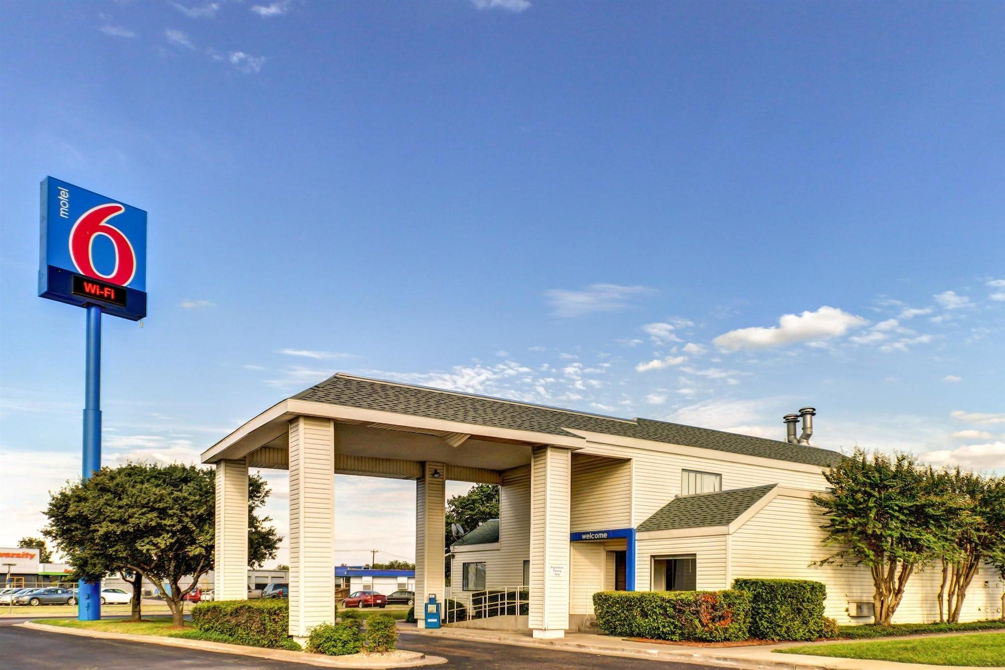 Days Inn By Wyndham Waco University Area Exterior photo