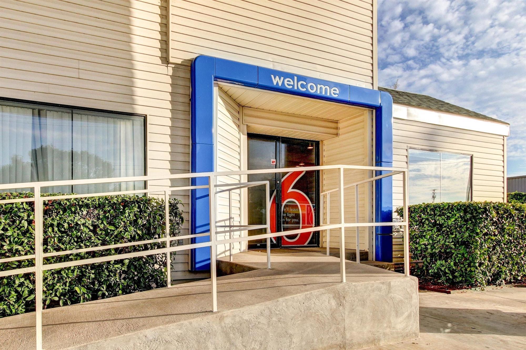 Days Inn By Wyndham Waco University Area Exterior photo